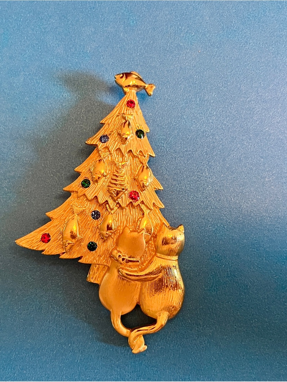 vintage gold-tone "Cat's Dream"
Christmas tree brooch w/cats.
